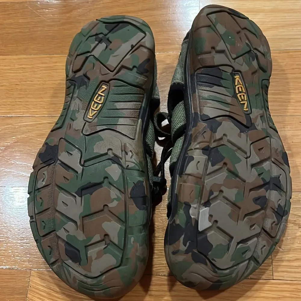 𝅺KEEN camouflage waterproof sandals size 5.